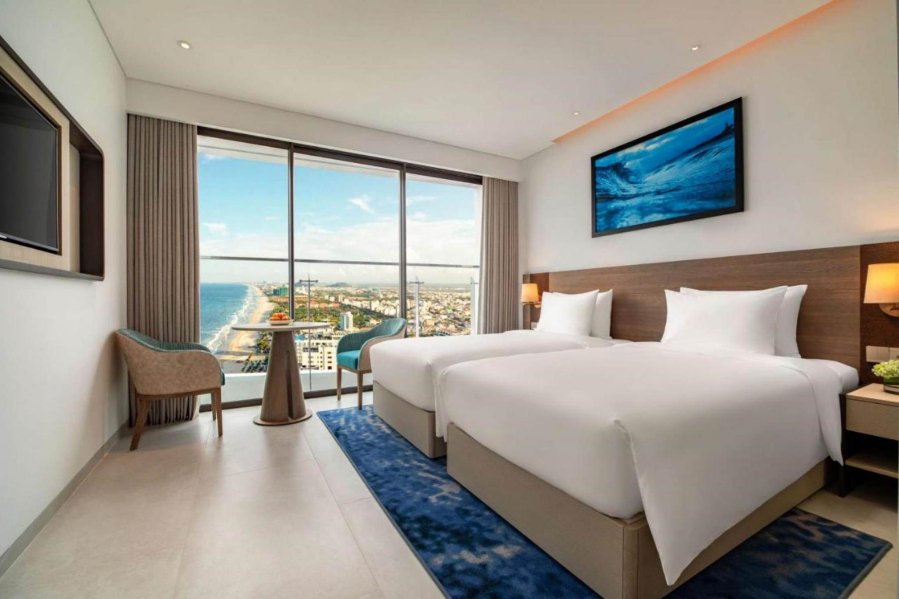 Thiết kế cửa kính sát trần của Radisson Hotel Da Nang 